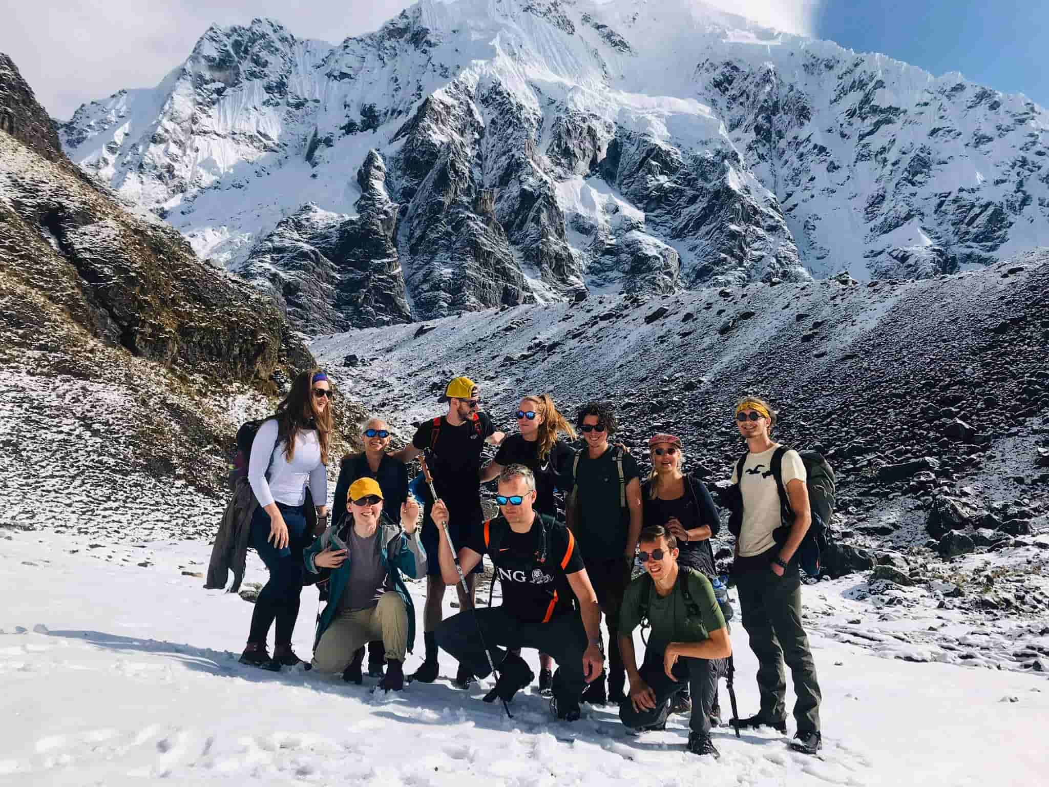 Excursionistas a punto de llegar a la cumbre del Paso Salkantay en un día de nieve