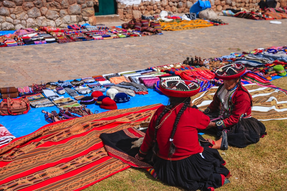 Tejedoras locales en Chinchero - Maras Moray Machu Picchu Tour