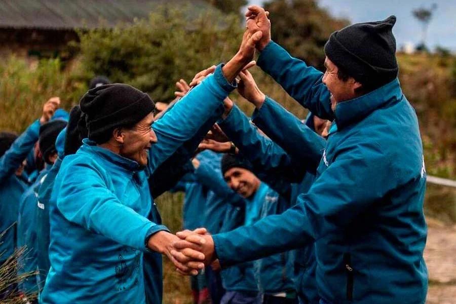 Porteadores saludando al huésped después de las 2 montañas en el día 2 del Camino Inca TreXperience