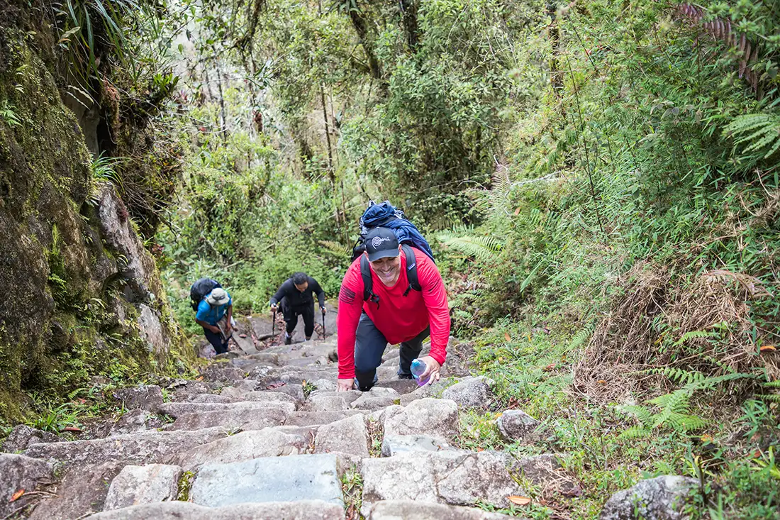 Porteadores saludando al huésped después de las 2 montañas en el día 2 del Camino Inca TreXperience