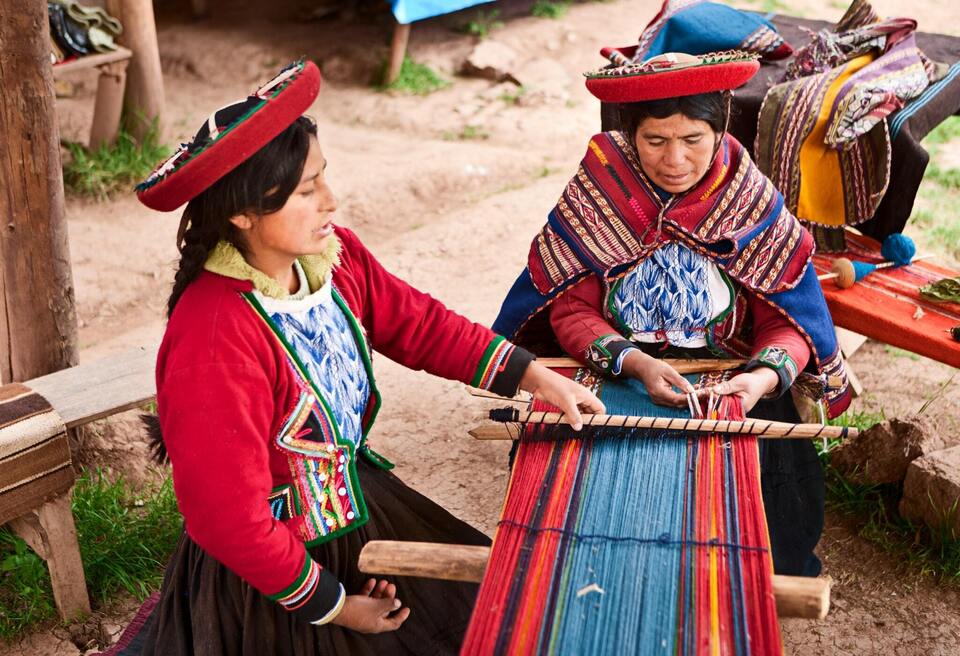 Photo of weaving artisans in Chinchero
