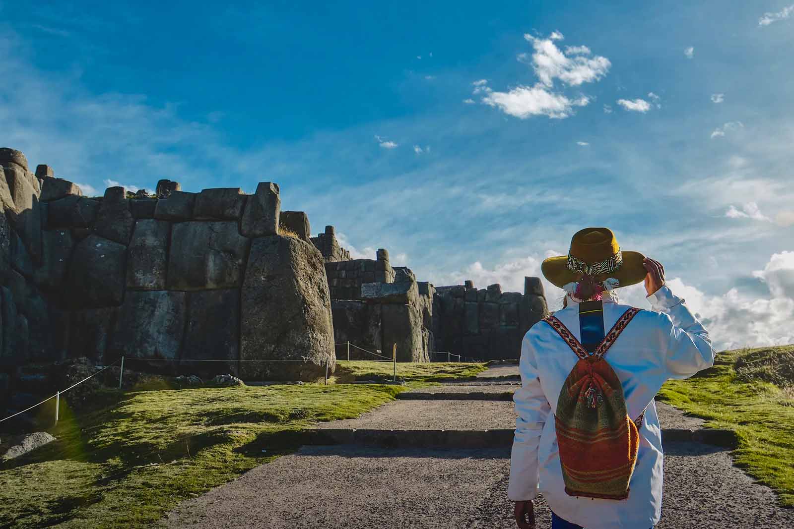 Imagen de una turista en Sacsayhuaman