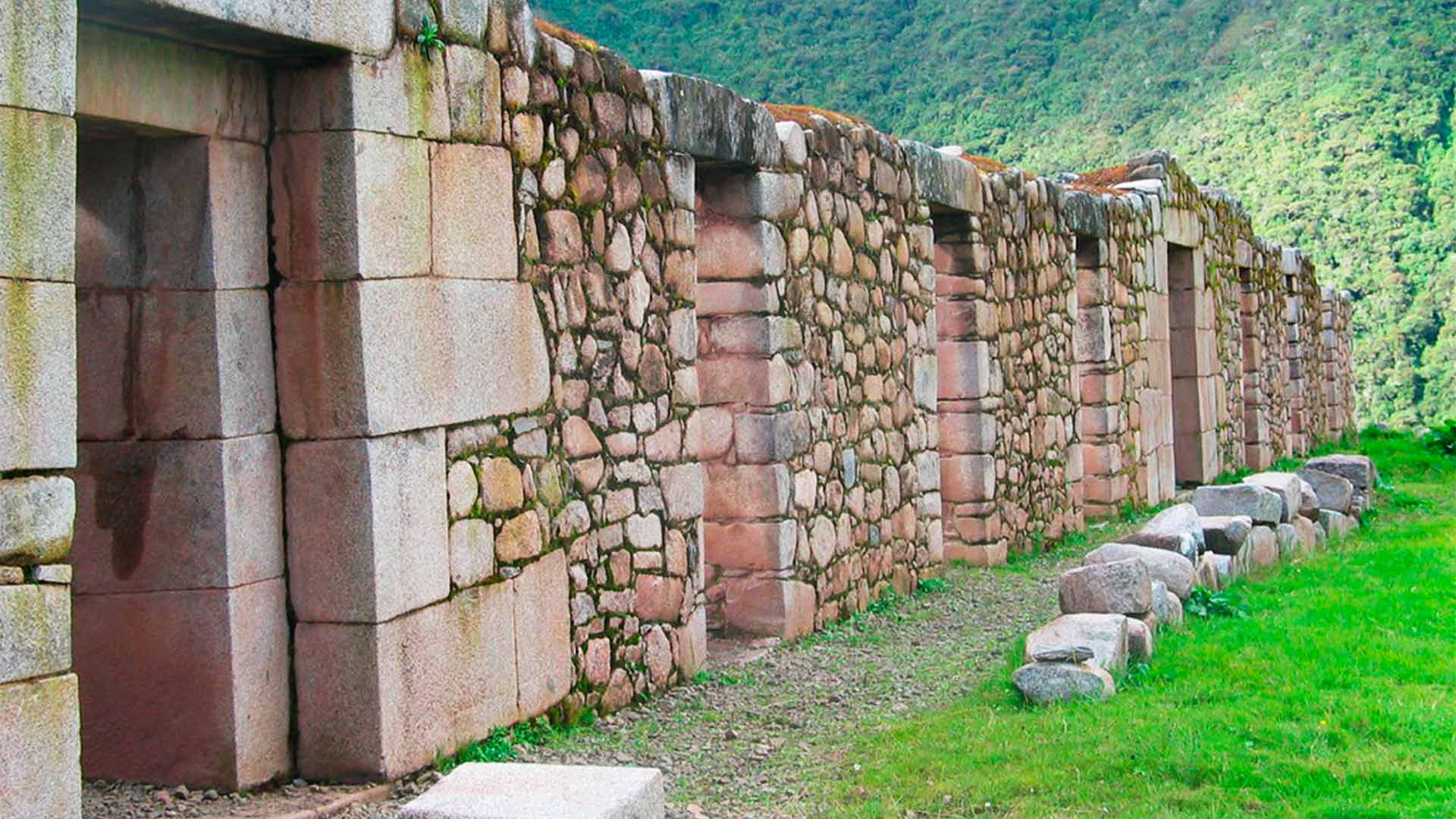 vilcabamba entrance doors | TreXperience