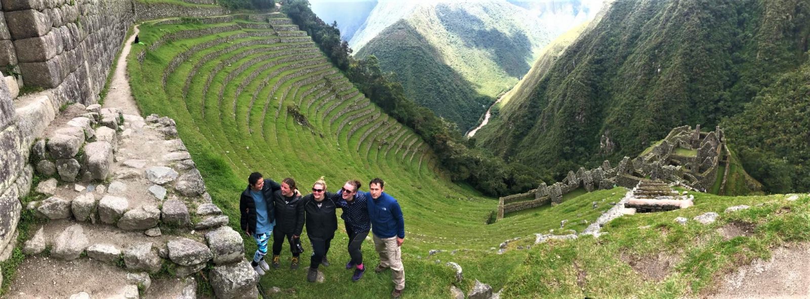 Turistas reunidos en los andenes de Wiñay Wayna durante el tour de Camino Inca Corto Confort