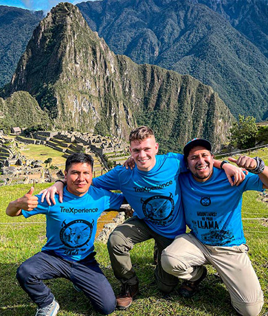 Turistas reunidos en Machu Picchu | TreXperience