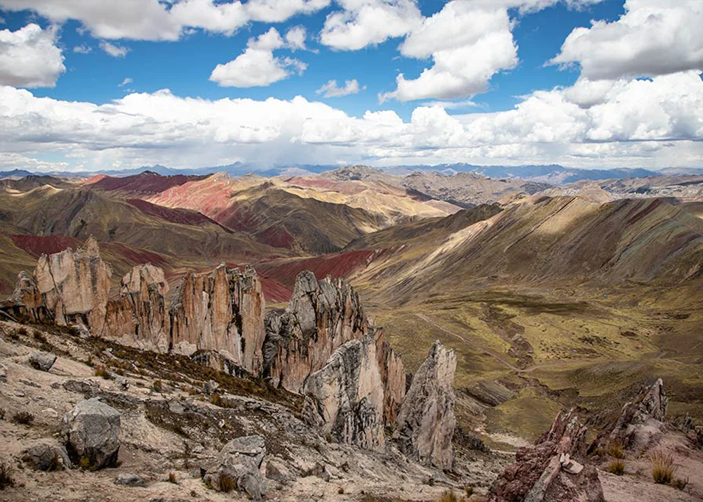 Bosque rocoso y paisaje andino en la montaña Palcoyo. Palcoyo Bosque rocosas en primer plano con laderas rojas y paisaje andino al fondo TreXperience