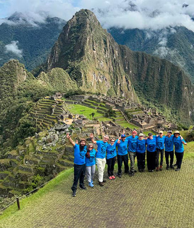 Grupo de turistas durante su visita guiada a Machu Picchu 