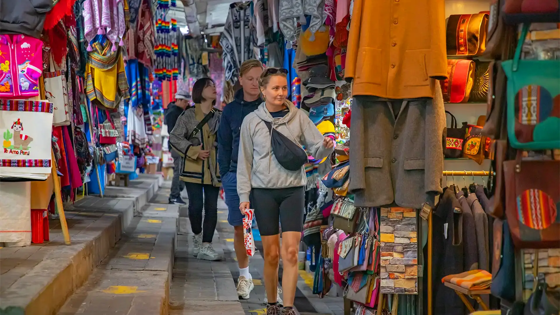 Tourist visiting markets in Cusco | TreXperience