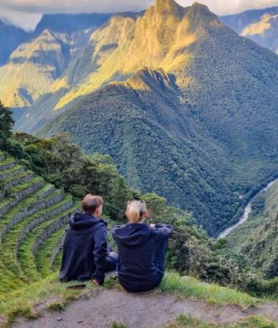 Turistas reunidos en los andenes superiores de Machu Picchu