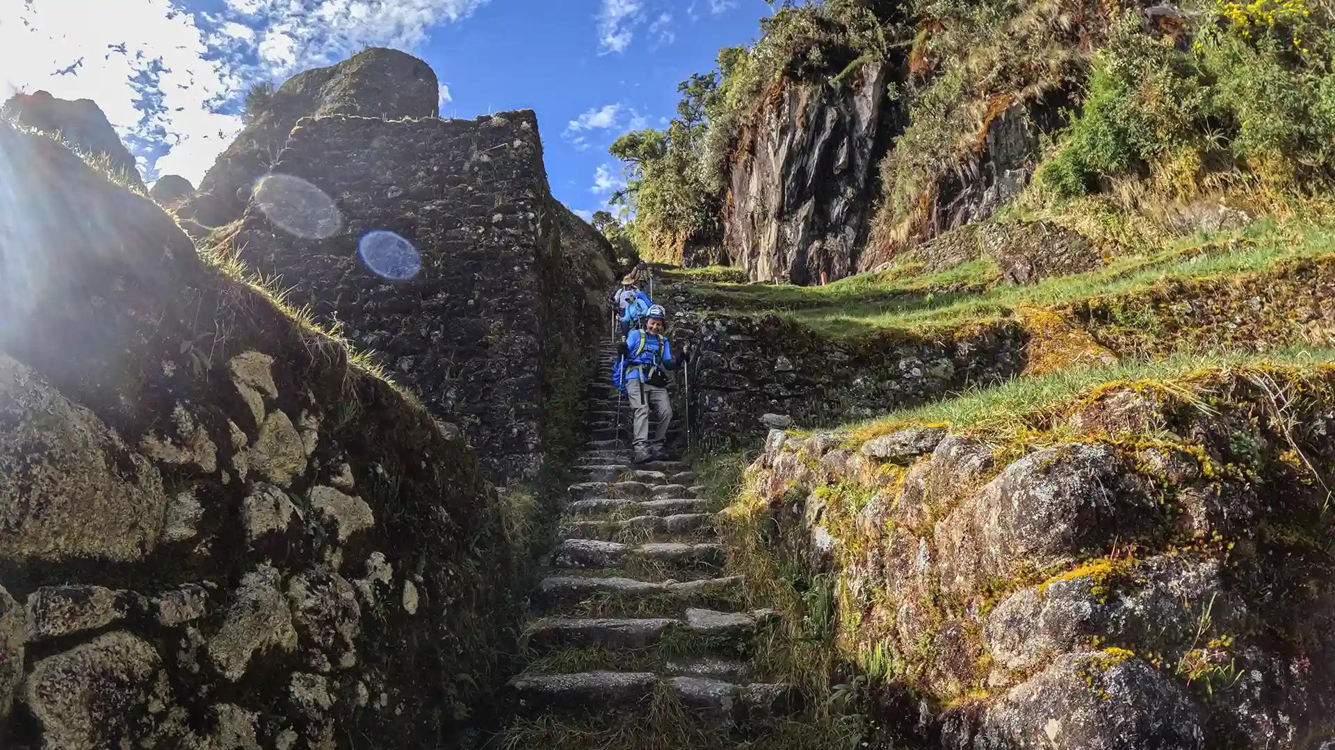 Mujer descendiendo escaleras en el Camino Inca 2 días | TreXperience