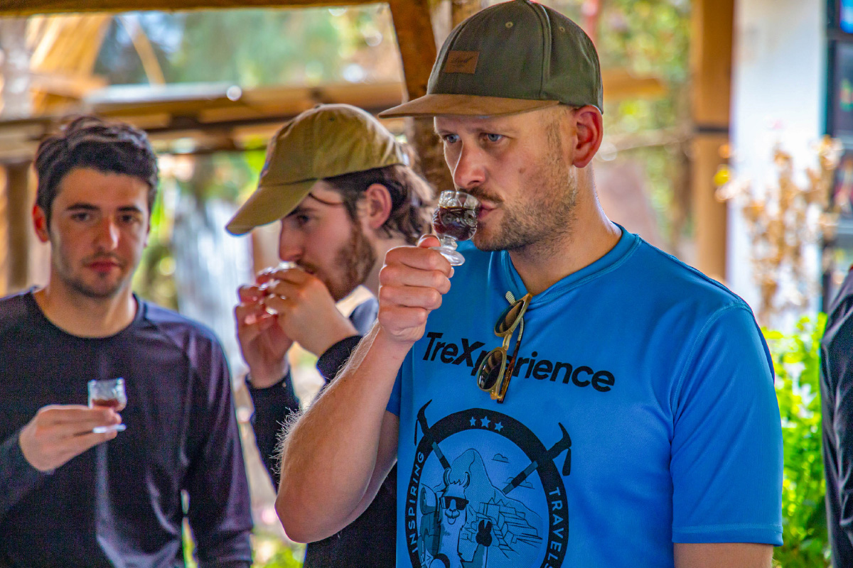 Turistas degustando de una experiencia de café en la selva peruana | TreXperience