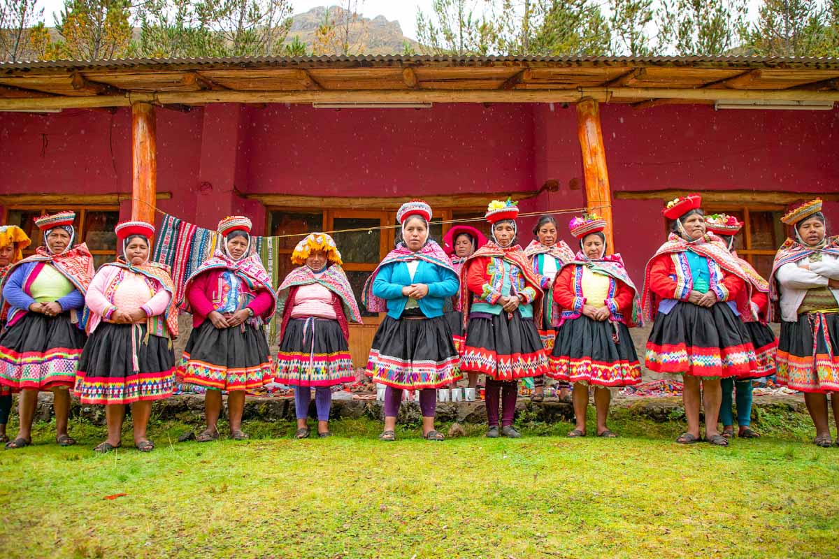 Group of Andean women from Lares wearing traditional clothing | TreXperience