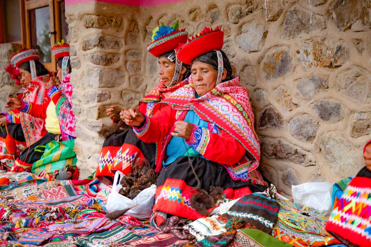 Female weavers from Lares making traditional handicrafts | TreXperience