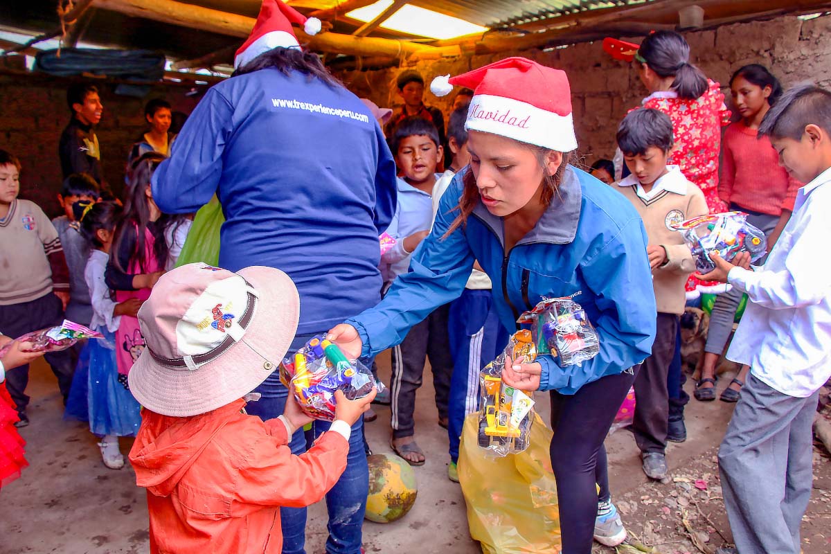 TreXperience staff giving toys to the children of Cachicata