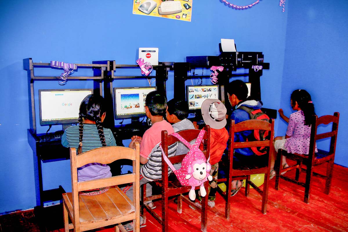 Estudiantes de Cachicata usando las nuevas computadoras con acceso a internet Estudiantes de Cachicata usando las nuevas computadoras con acceso a internet | TreXperience