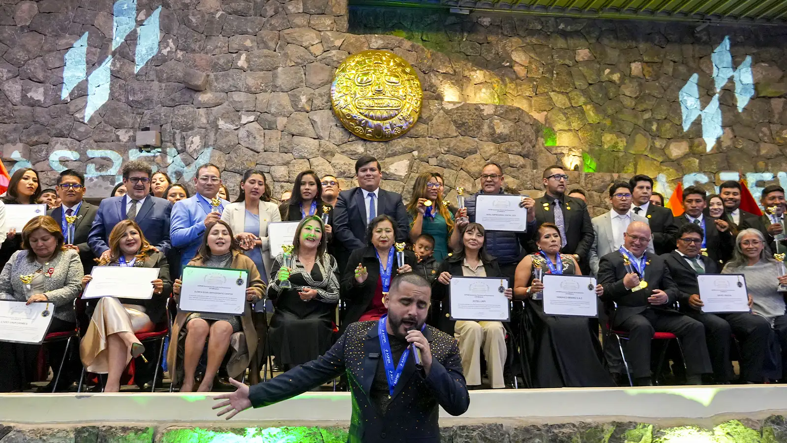 Cantante en la premiacion de ASPEN Cusci | TreXperience