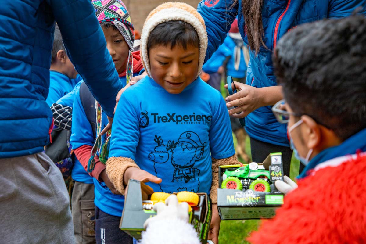 Niño recibiendo contento su juguete | TreXperience