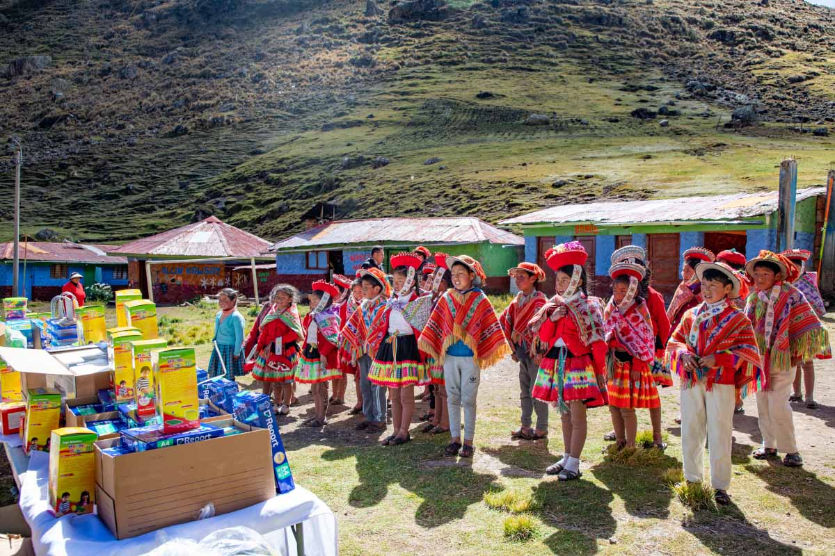 Children in front of the donation they are about to receive | TreXperience