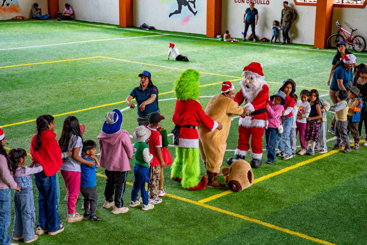 Children, the Grinch and Santa Claus playing jump rope | TreXperience