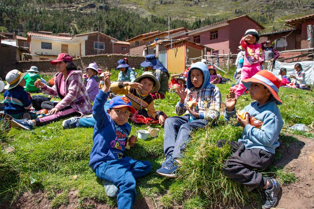 Children from a high Andean community enjoying their hot chocolate | TreXperience