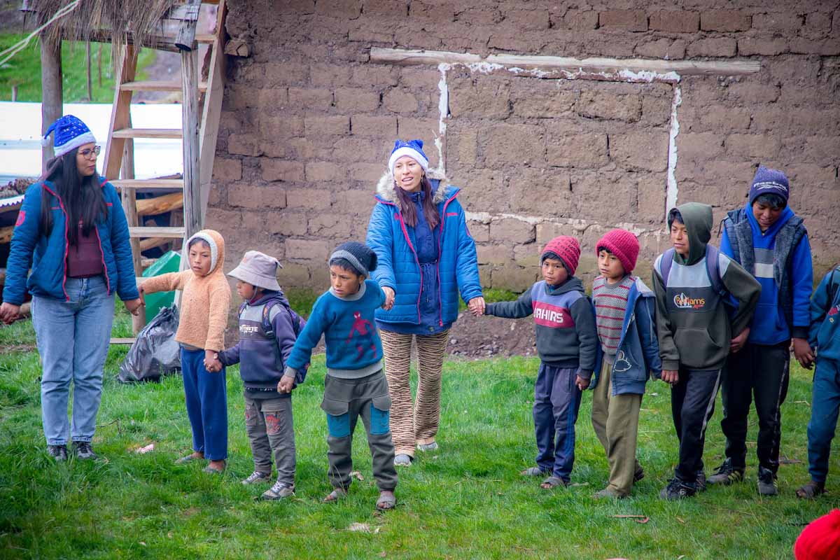 Equipo de TreXperience y niños cantando un canción | TreXperience