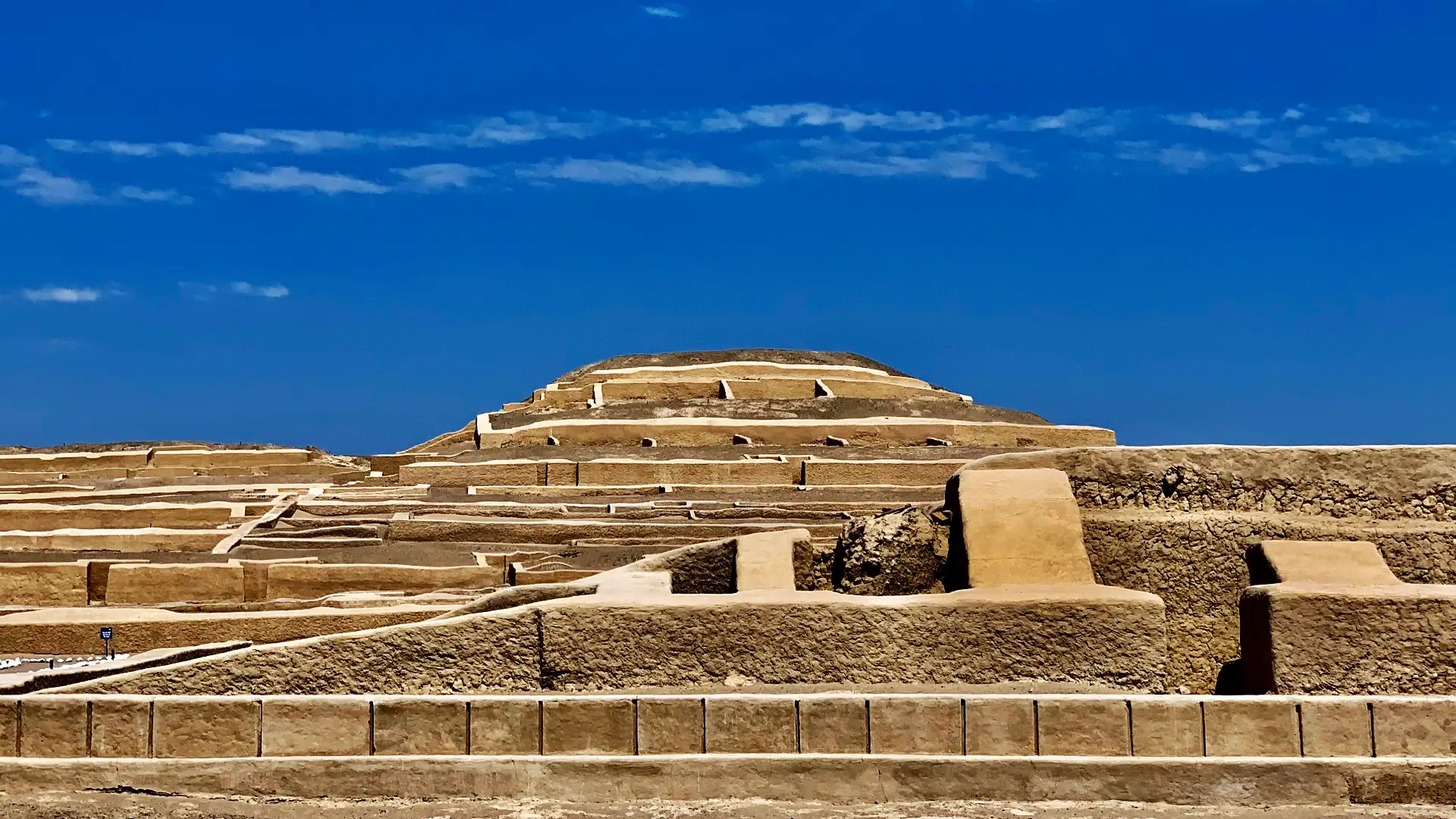 Nazca architecture in Cahuachi | TreXperience