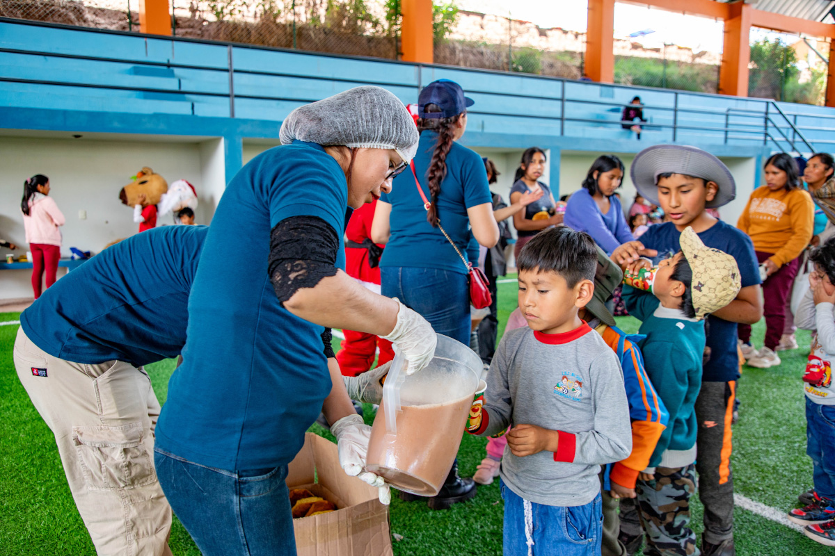Niños de Cuyo Grande y Tucsa recibiendo chocolatada | TreXperience