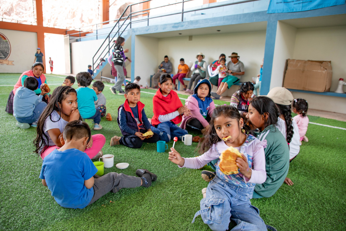 Niños de Cuyo Grande y Tucsa comiendo Panetón | TreXperience