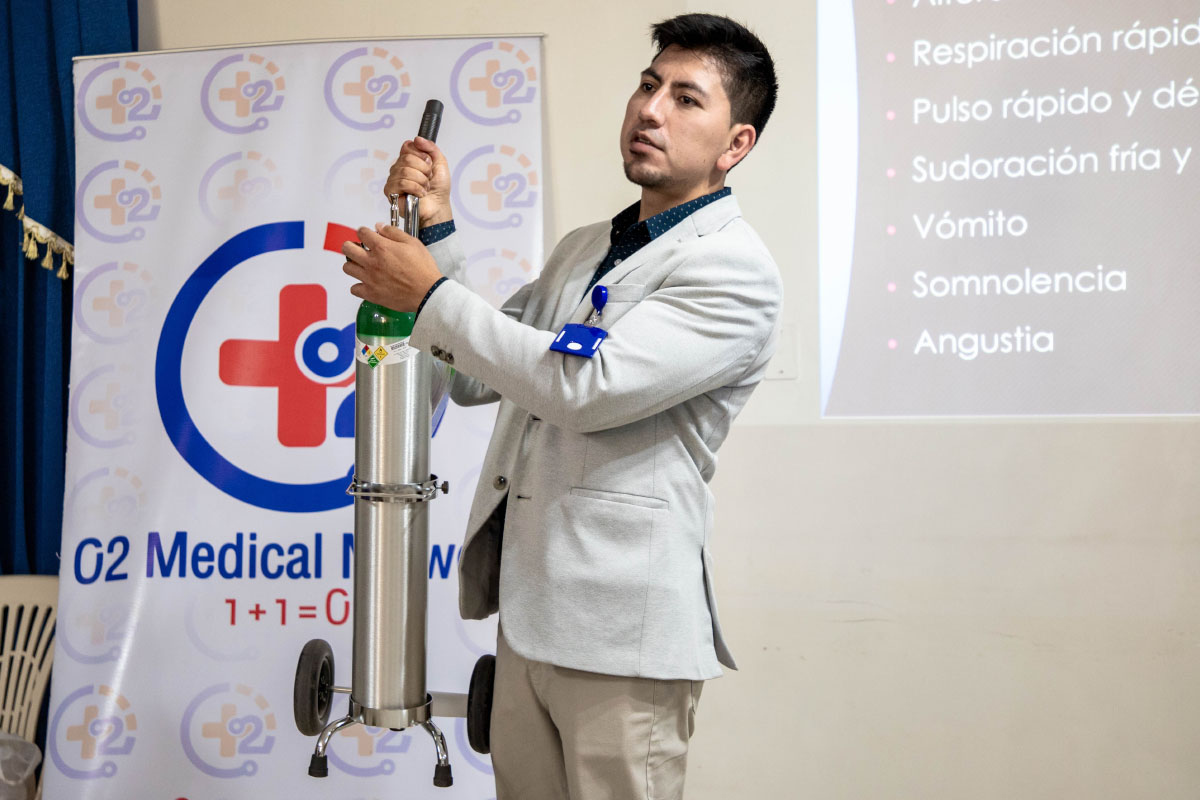 Doctor explaining the proper use of the oxygen tank Doctor explaining the proper use of the oxygen tank | TreXperience