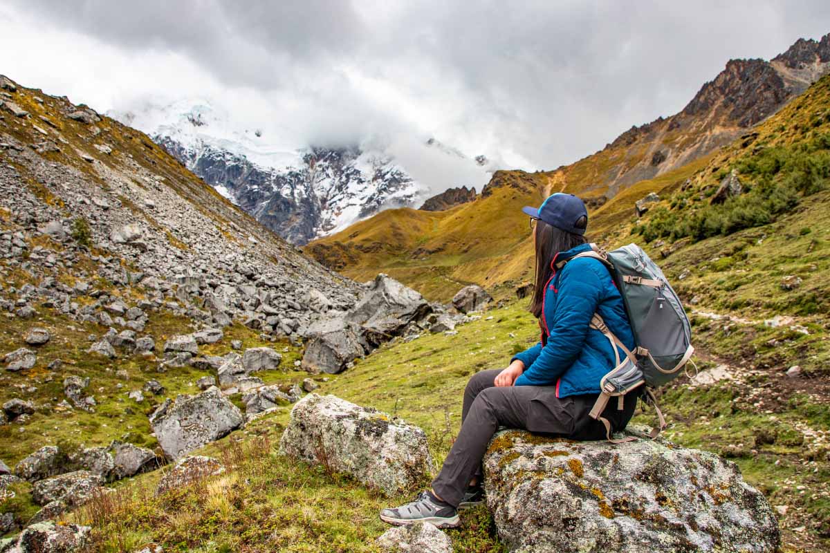 Guia mujer en sendero de alta montaña en Salkantay Guia mujer en un sendero rocoso en Salkantay | TreXperience