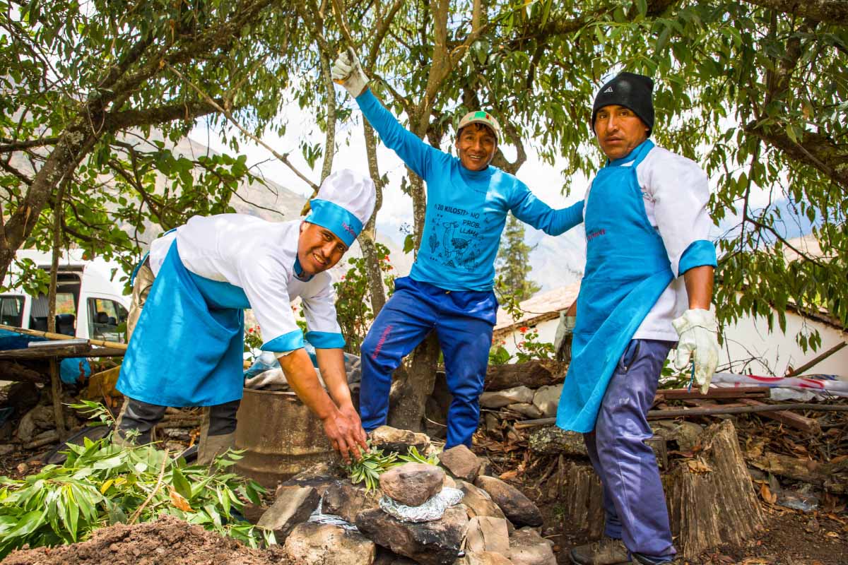 Cocinero y asistente con uniforme azul reunidas al aire libre | TreXperience
