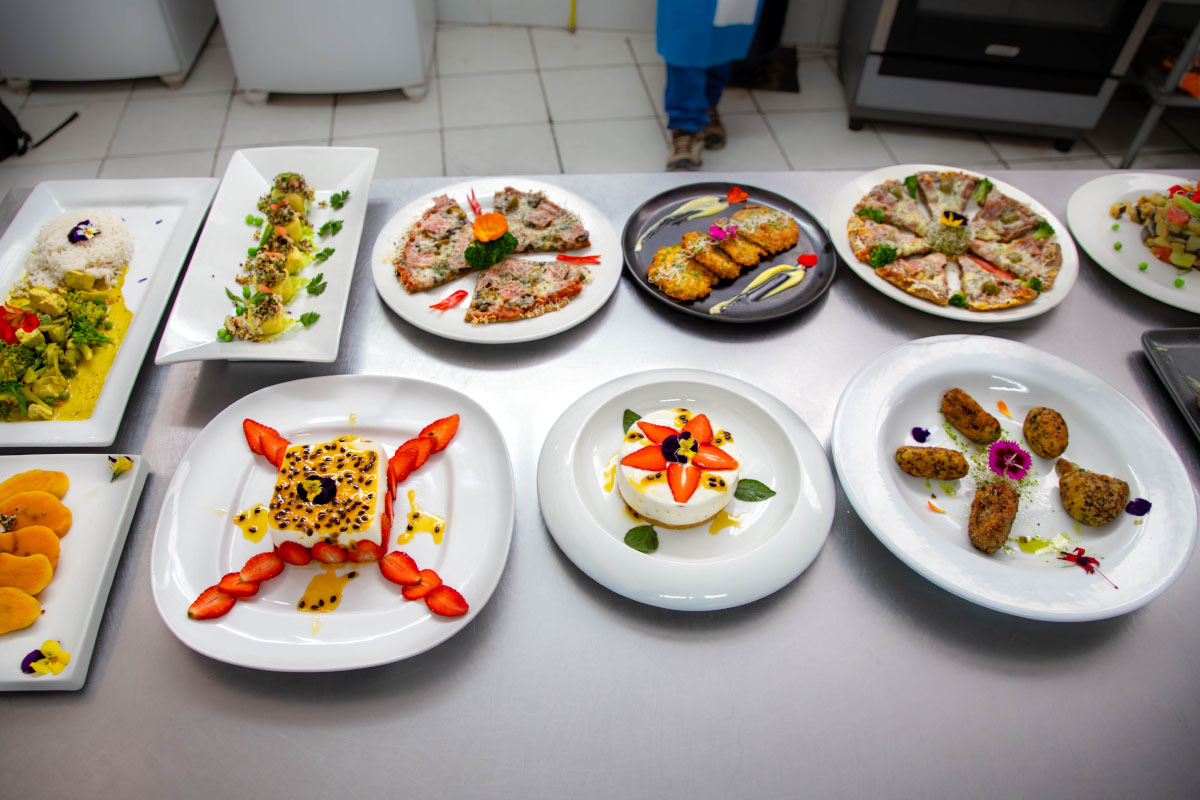 Varios platos de comida servida y decorada sobre una mesa, preparaciones durante la capacitación de chefs de TreXperience | TreXperience