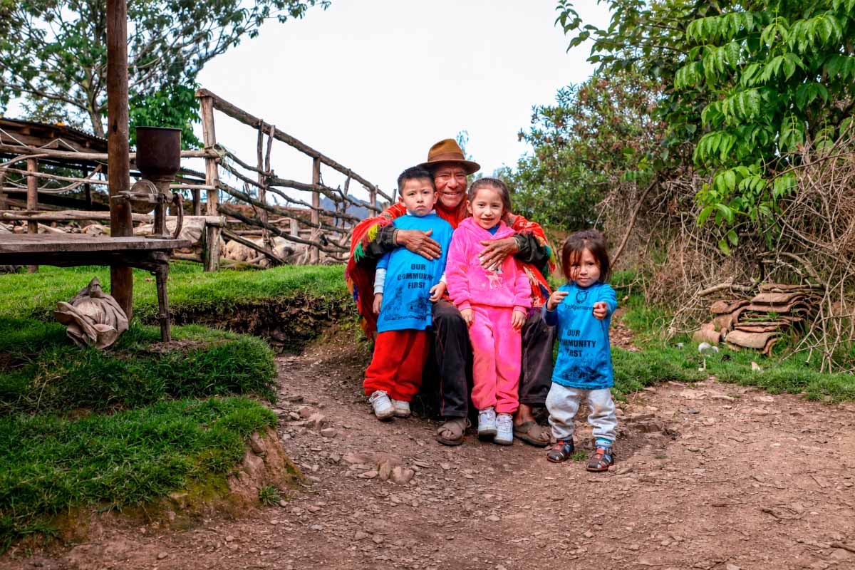 Abuelo de Huacahuasi con niños | TreXperience