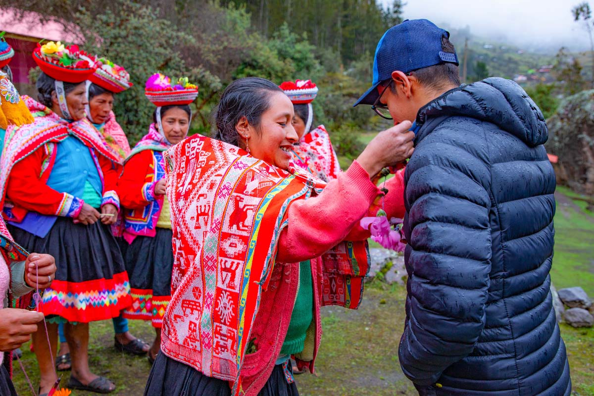 Woman from a Lares community welcoming a traveler | TreXperience