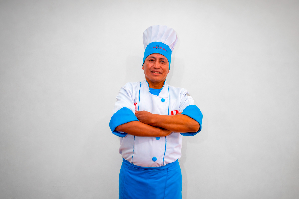 Chef de TreXperience con uniforme azul y gorro | TreXperience
