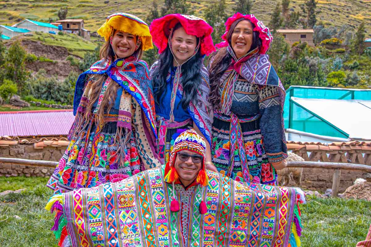 Experiencia cultural en el Valle Sagrado usando ropa típica Personas con vestimenta colorida de los andes | TreXperience