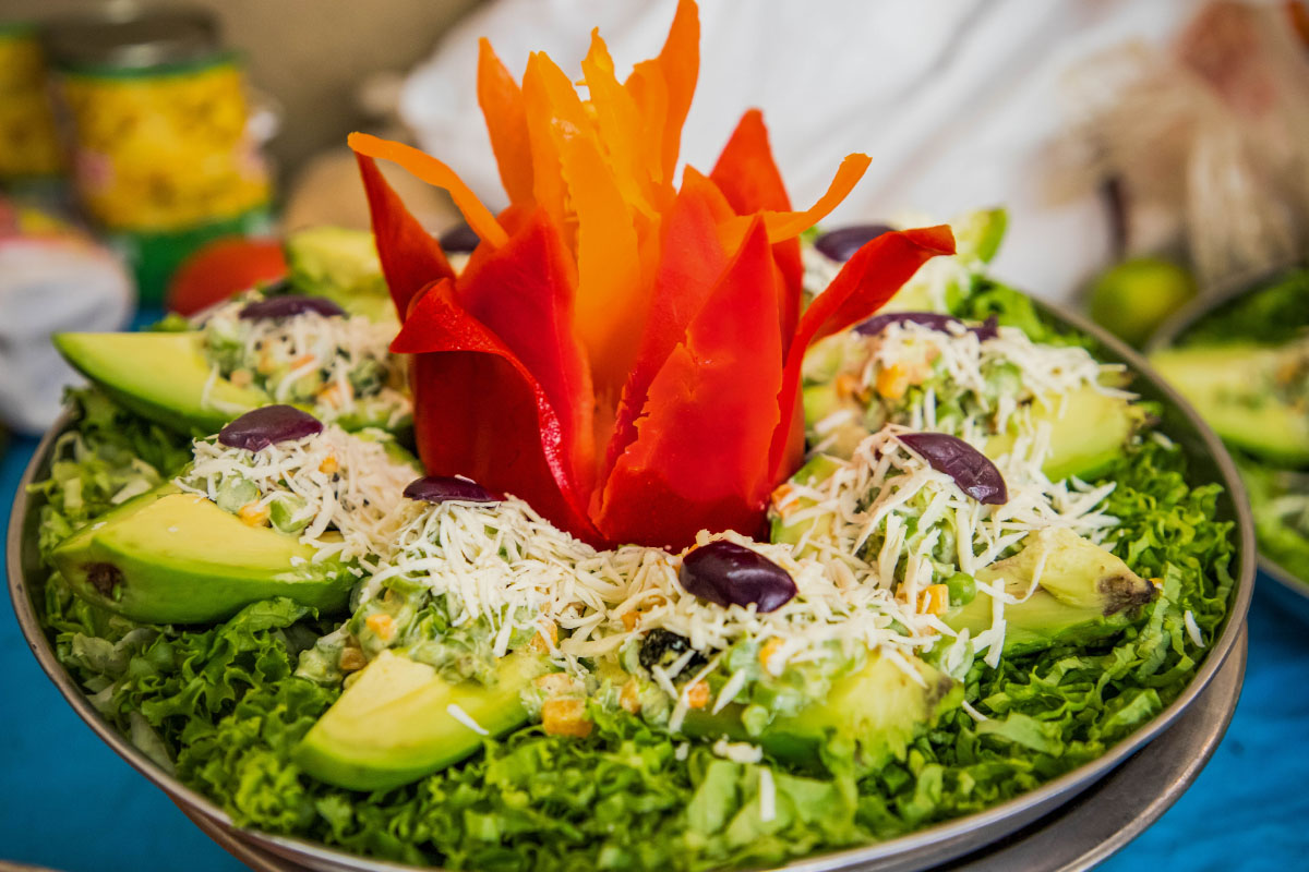 Plato vegetariano decorado en tonos rojos y naranjas | TreXperience 