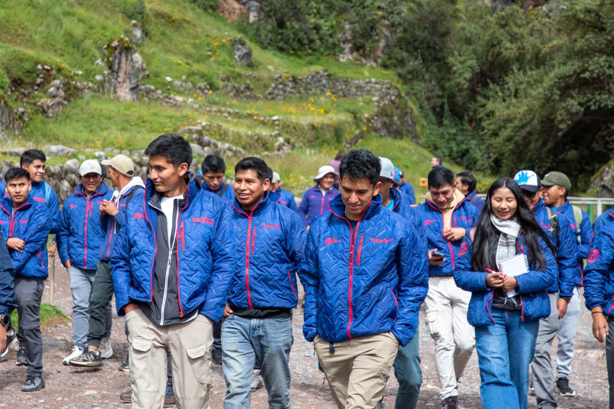 A moment of camaraderie during guide training | TreXperience A moment of camaraderie during guide training | TreXperience
