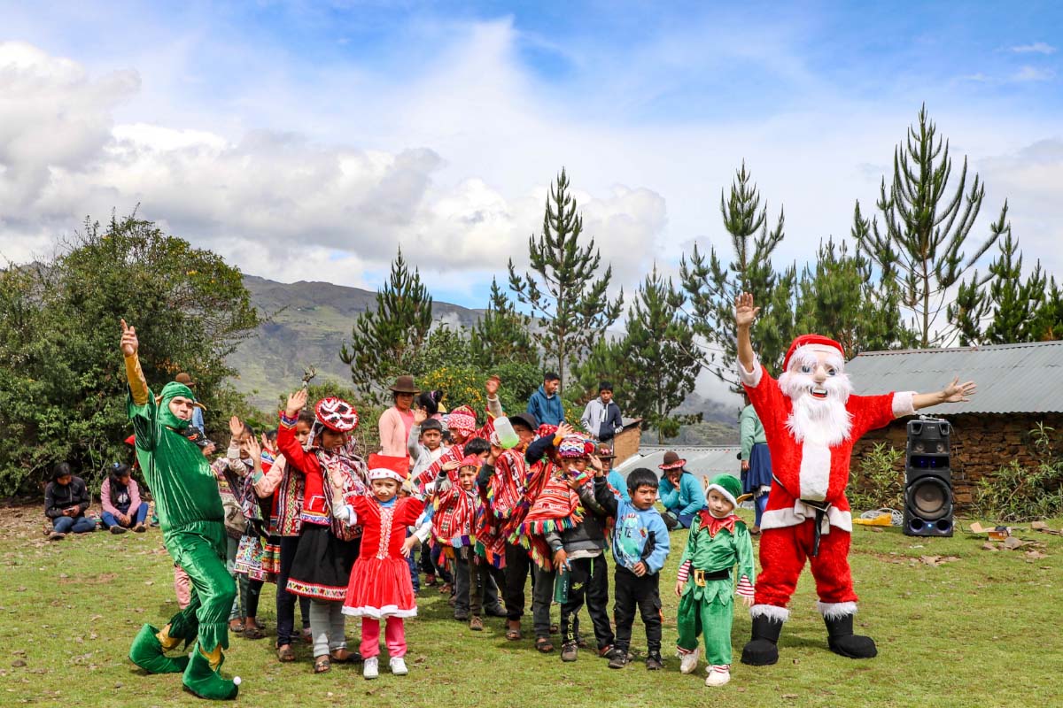 Niños de Ñucchuyoc con Santa Claus y el Nomo | TreXperience