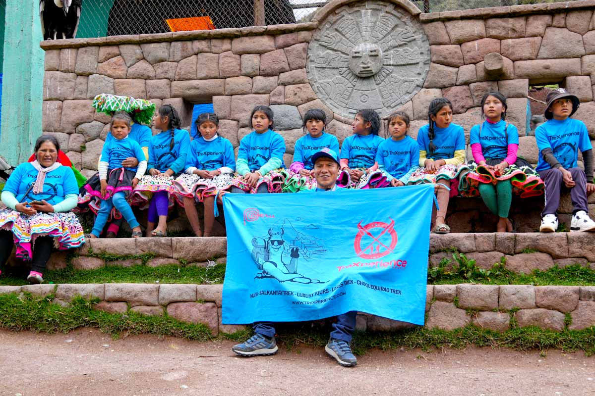 Ocongate children girls with a TreXperience banderole Ocongate children girls with a TreXperience banderole