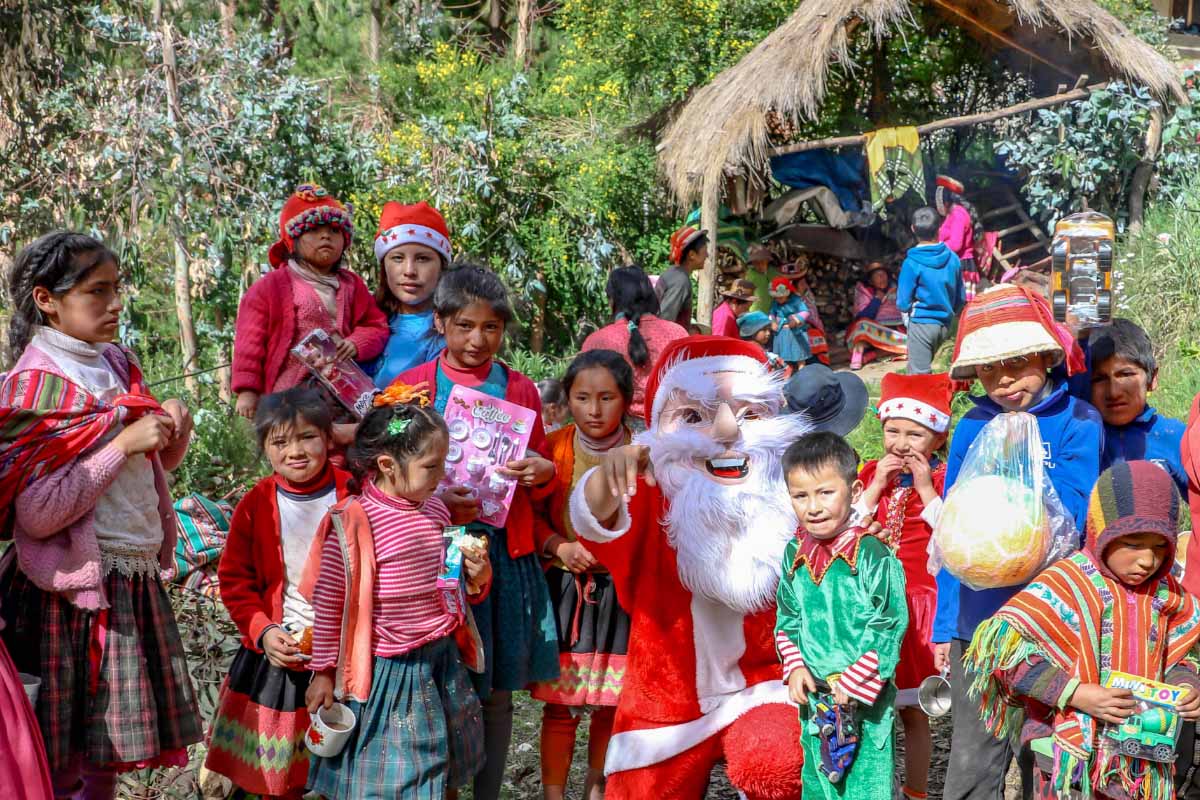 Niños de Patacancha con Santa Claus | TreXperience