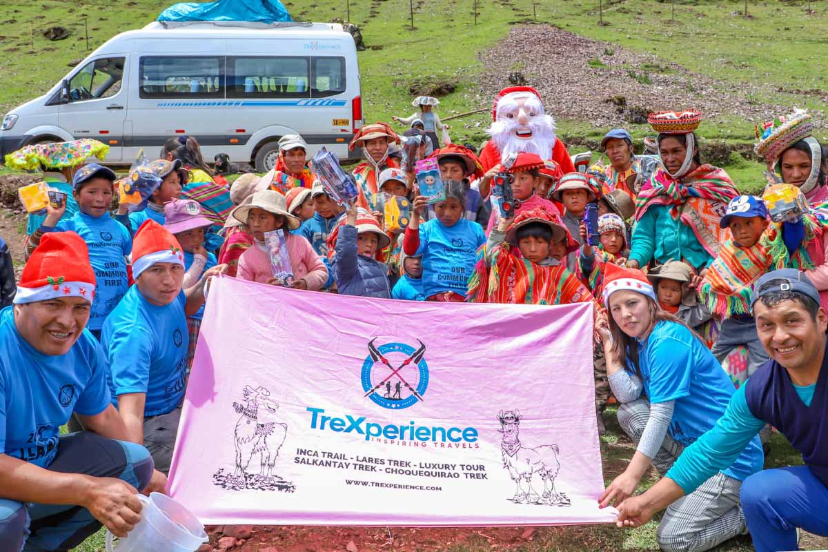 Niños de Patacancha con banderola del equipo TreXperience