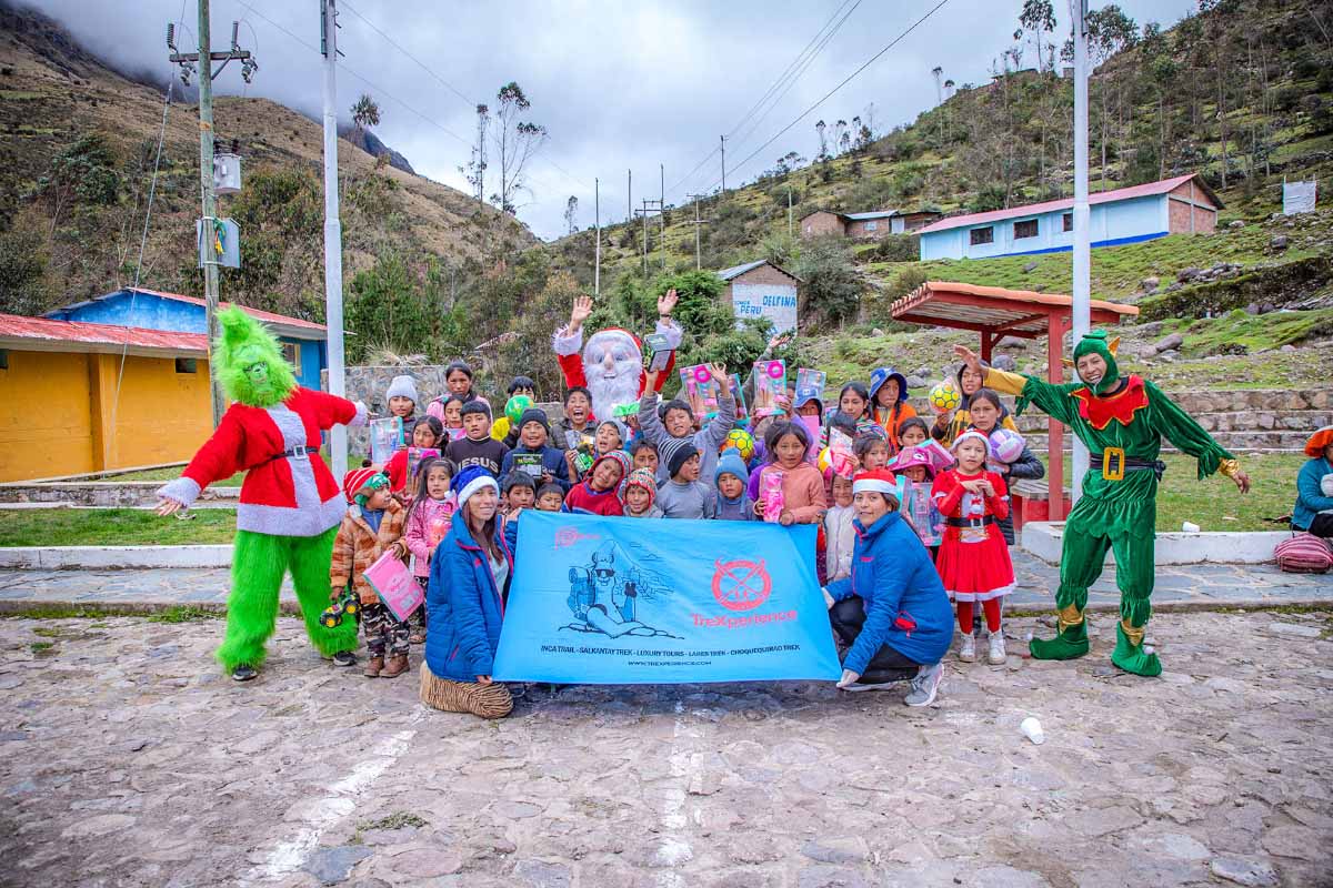 Niños de Paru Paru, Mau Cau, Pampa Corral, Patacancha y el equipo de TreXperience