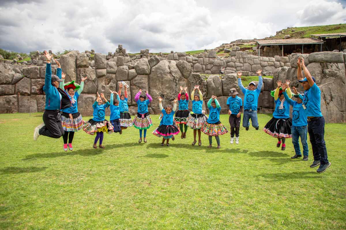 Patapallpa girls jumping happy in the Sacsayhuaman archaeological park | TreXperience