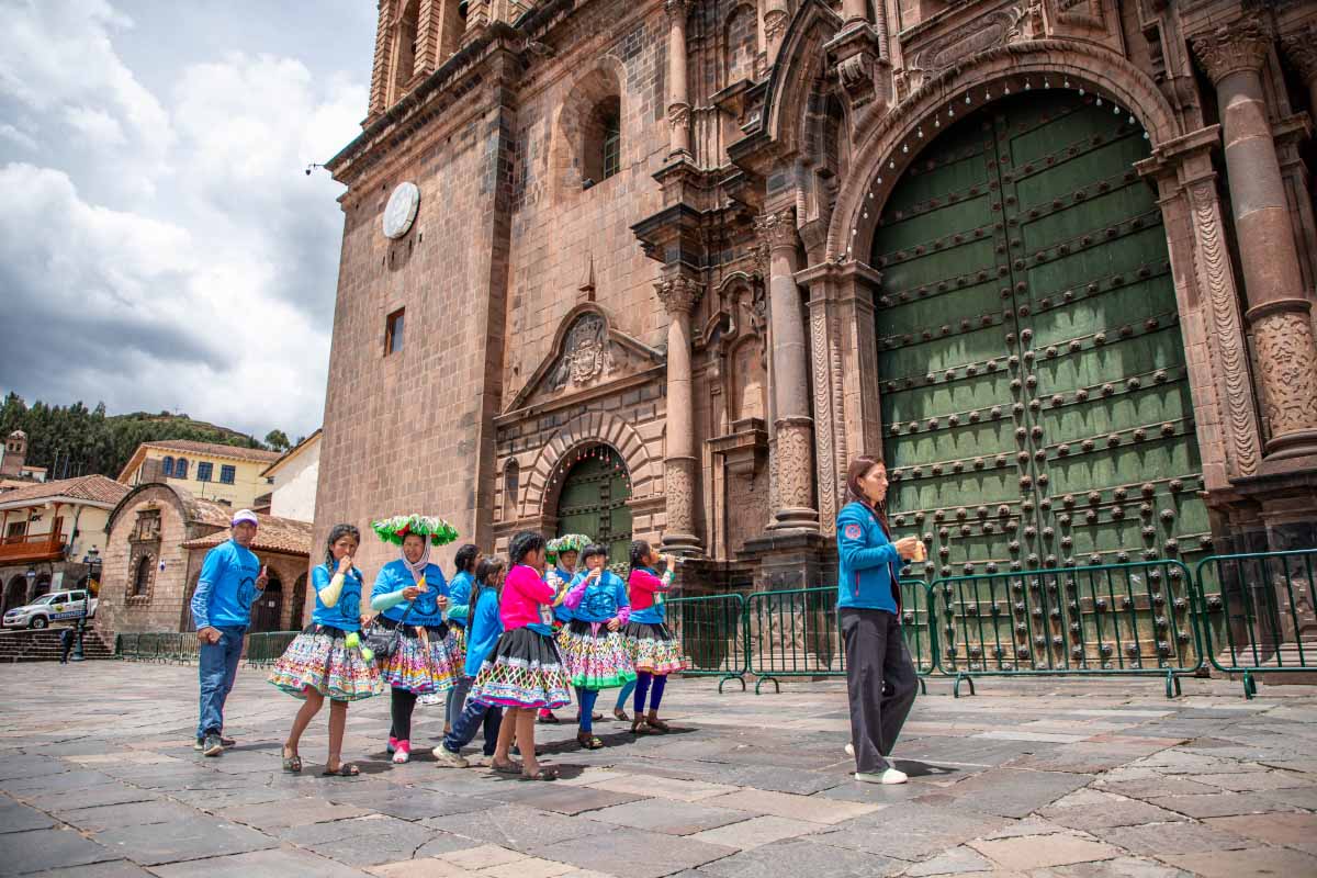 Patapallpa girls visiting the facade of Cusco cathedral | TreXperience