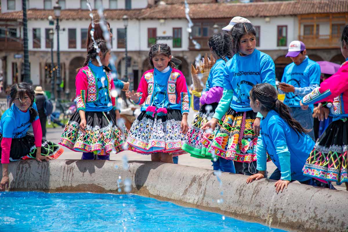 Patapallpa girls visiting the water fountain of Cusco main square | TreXperience