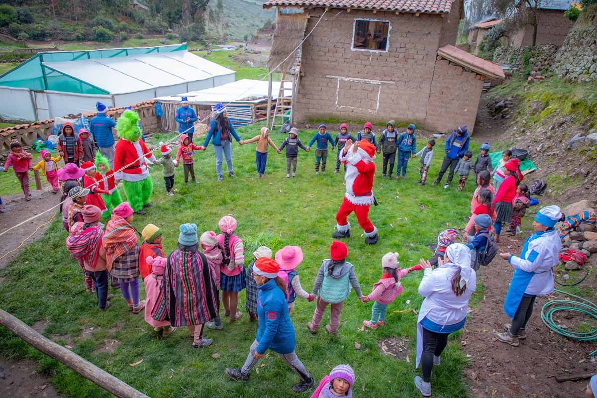 Jugando a la ronda alrededor de Papa Noel | TreXperience