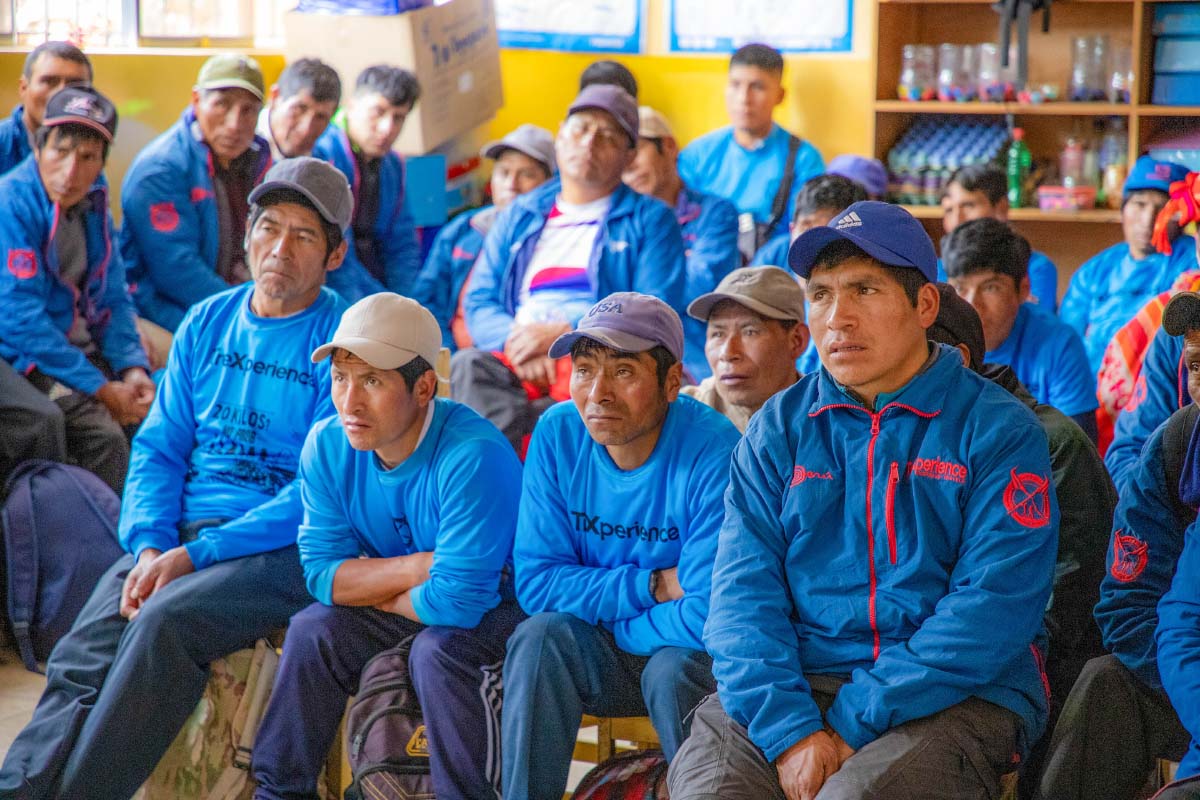 Porters listening the training of responsible water use Porters listening the training of responsible water use | TreXperience