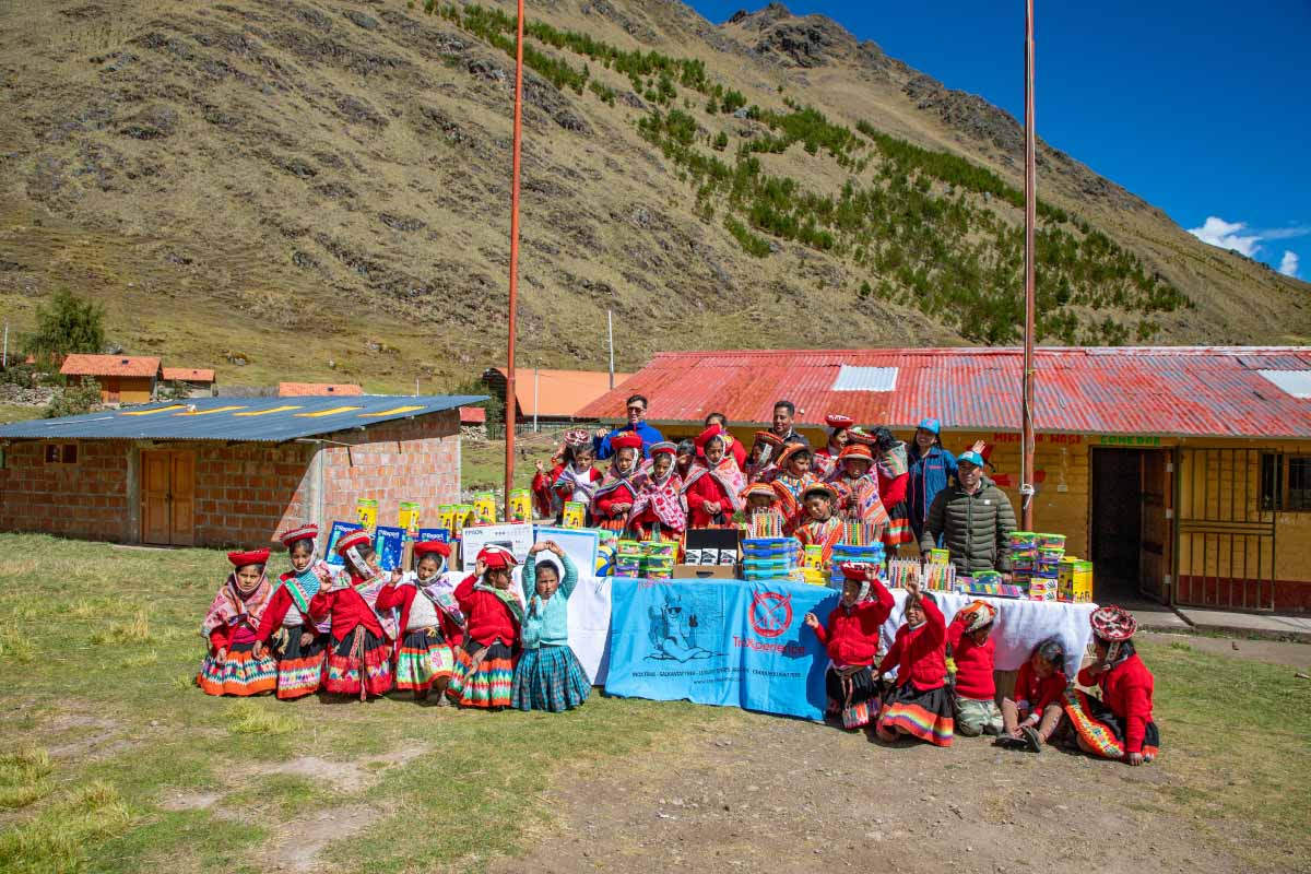 Niños de Qelqanqa con la banderola del equipo de TreXperience Niños de Qelqanqa con la banderola del equipo de TreXperience