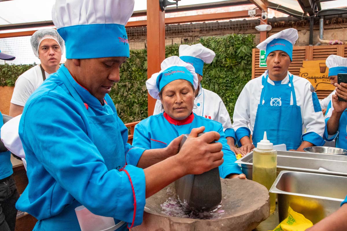Teaching the use of the grinding stone in the TreXperience cook training Teaching the use of the grinding stone in the TreXperience cook training